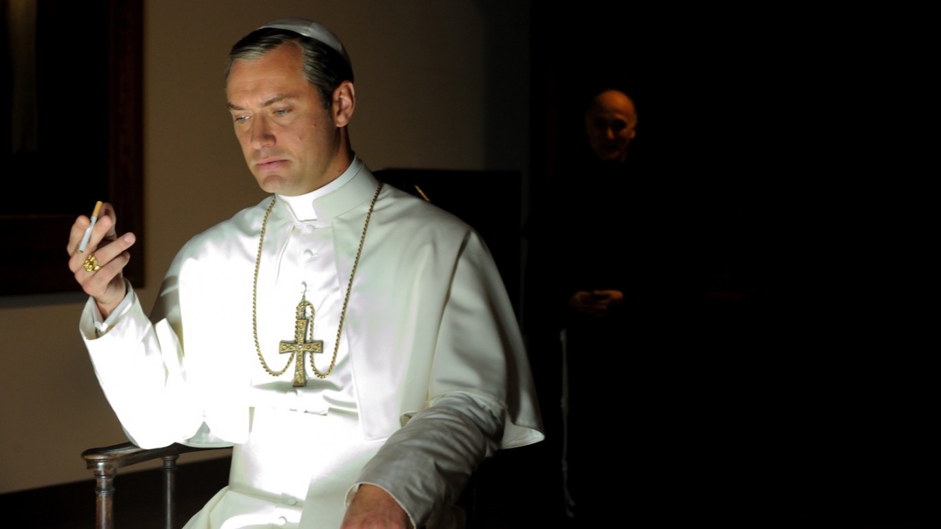 the-young-pope-jude-law-en-pape-megalo-et-radical-3.jpg