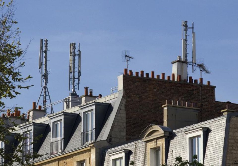 Un collectif reproche à Free d'installer en douce deux antennes sur un — free download