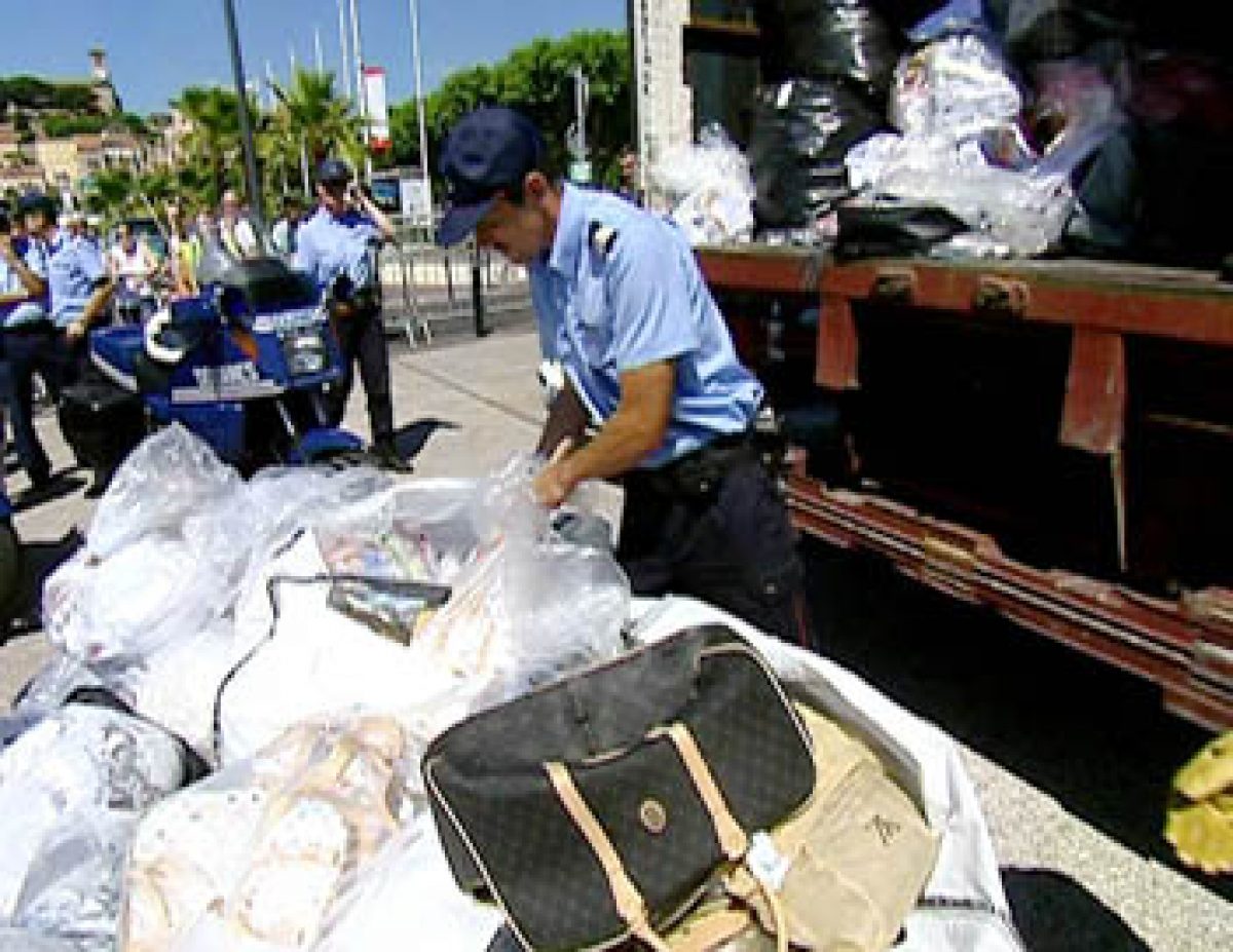 [Reportage] Le grand marché de la contrefaçon