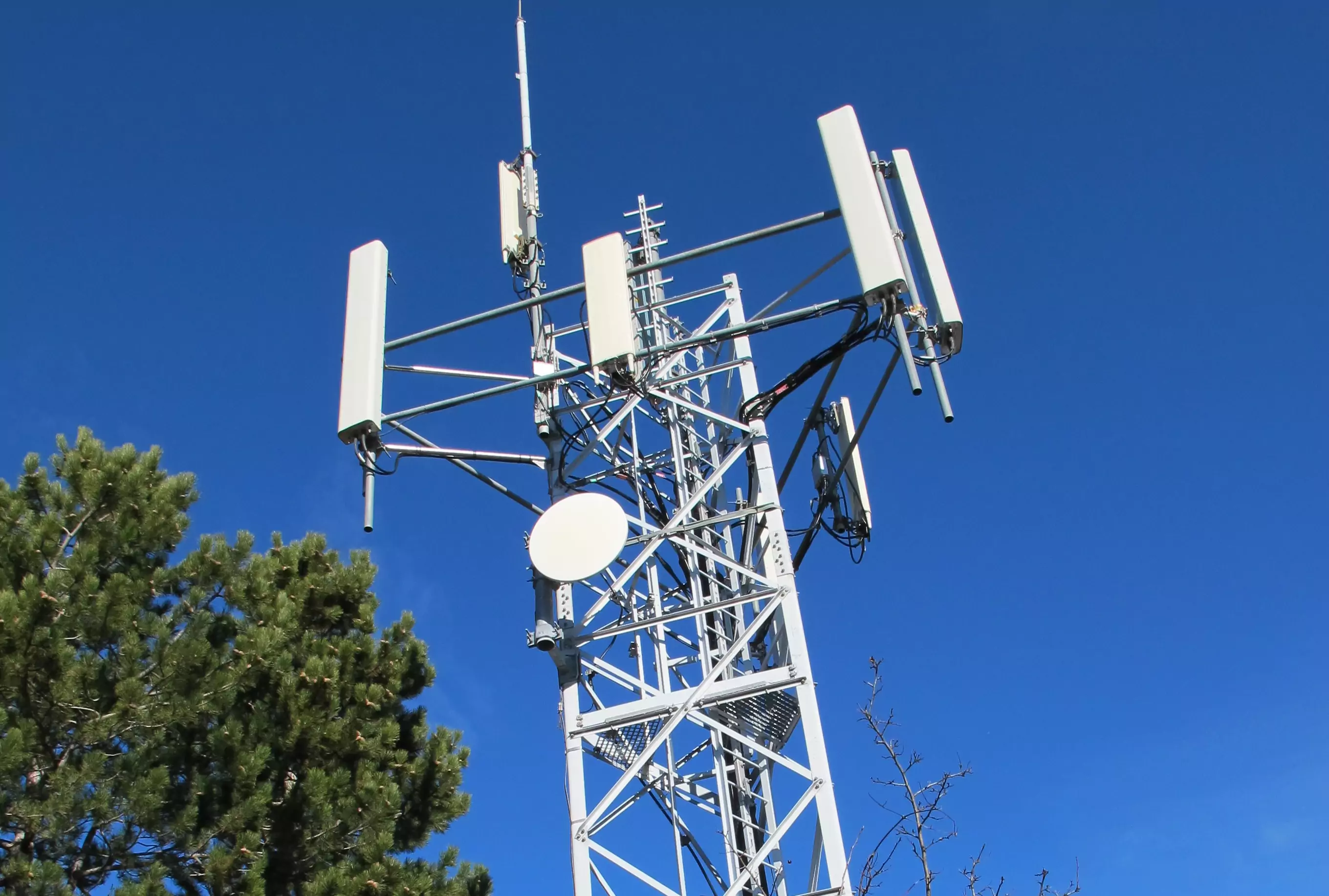 Antenne pour application en réseau ou cellulaire montage