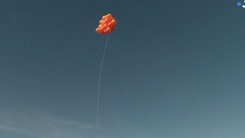 Insolite :  face à l’implantation d’une antenne, des riverains usent de ballons de baudruche dans les airs pour faire entendre leur voix