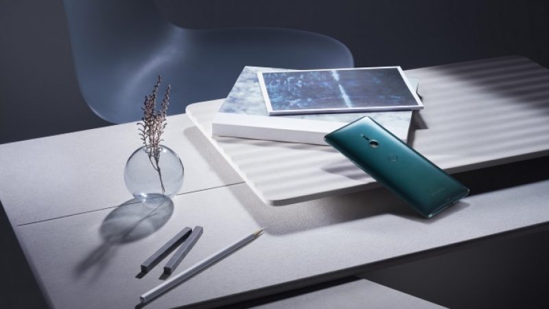 Sony présente son premier smartphone embarquant un écran OLED, le Xperia XZ3