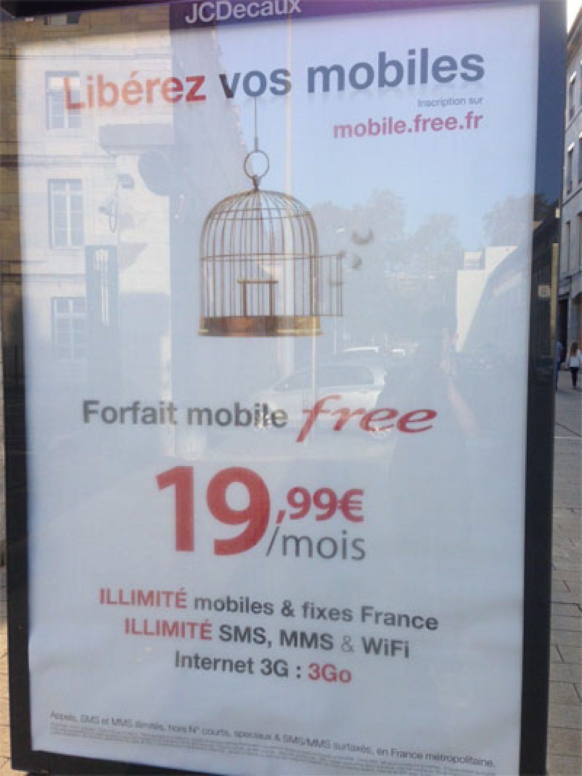 Nouvelles affiches Free Mobile : ouvrez la cage aux pigeons