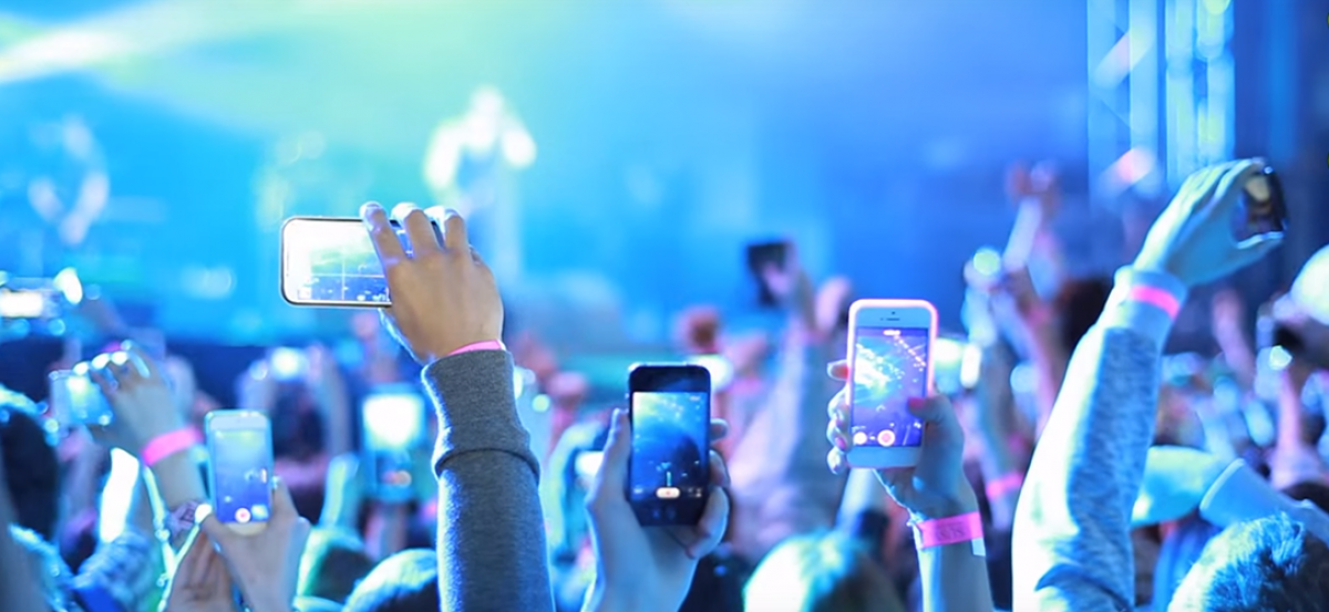 Les smartphones agacent de plus en plus d’artistes. Faut-il les interdire en concert ?