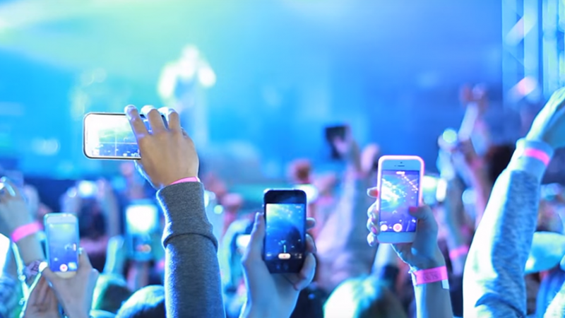 Les smartphones agacent de plus en plus d’artistes. Faut-il les interdire en concert ?