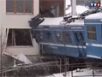 Zapping : Un train rentre dans une maison….