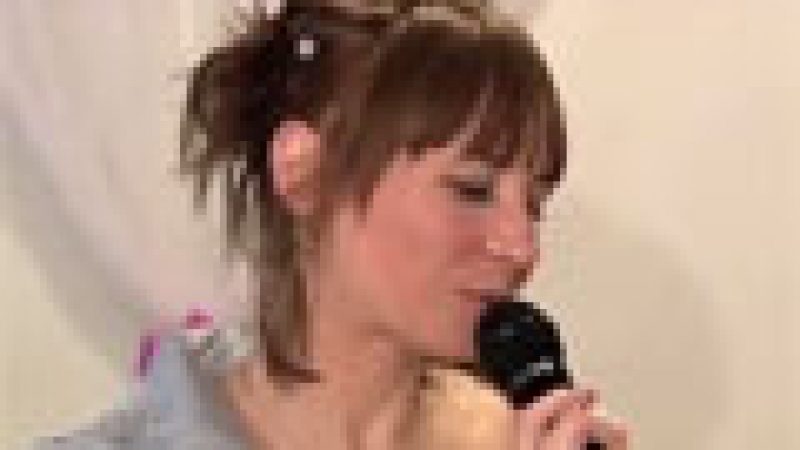 Zapping : Elle chante comme un pied…