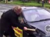 Zapping :  Il casse sa voiture à coup de masse…
