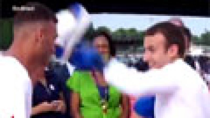 Zapping : Macron fait une démonstration de boxe…