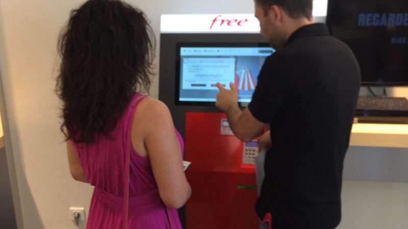 Free Mobile installe deux bornes interactives dans le Free Center de Lorient !