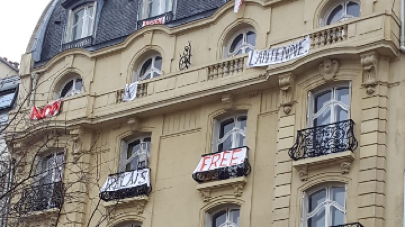 Tout un immeuble parisien affiche son rejet d’une antenne Free Mobile