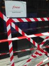 Free se fait casser la vitrine de son Free Center bordelais, mais garde le sens de l’humour !