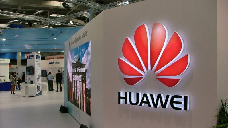 Huawei tease un smartphone borderless avec un trou dans sa dalle