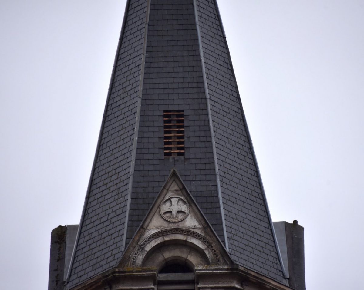 Des tuiles changées sur le toit d’une église pour améliorer le signal d’une antenne Free Mobile