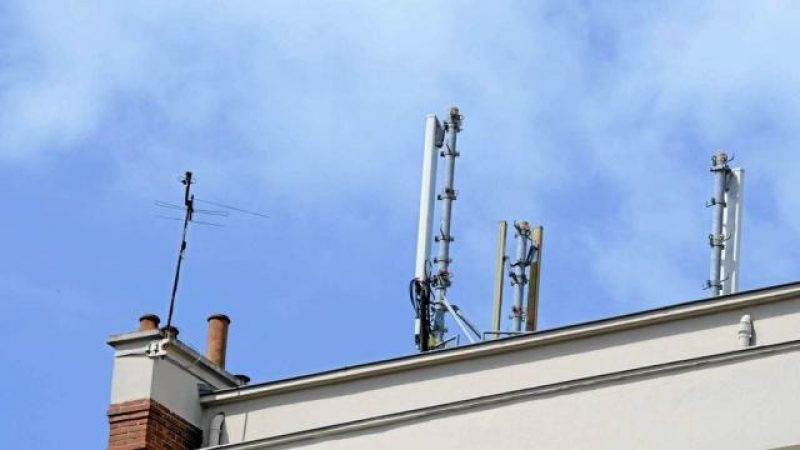 L’antenne relais Free Mobile installée sur un toit à Trappes inquiète les parents, mais satisfait les abonnés de l’opérateur