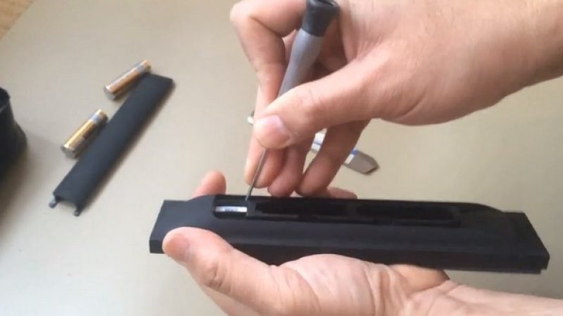 Vidéo : démontage et nettoyage de la télécommande de la Freebox Mini 4K