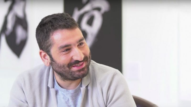 Mouloud Achour prend les commandes d’une nouvelle émission sur Canal + en remplacement de « L’info du vrai, le mag »