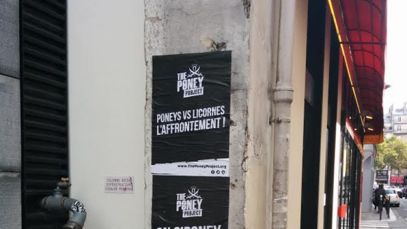The Poney Project s’affiche devant le siège de Free