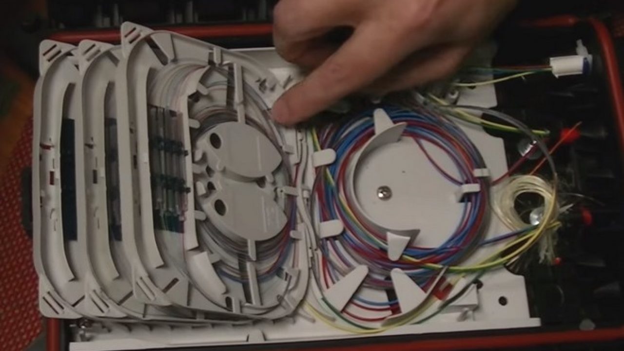 Reportage Univers Freebox Quid Du Rangement De La Fibre Optique Lors D Une Installation