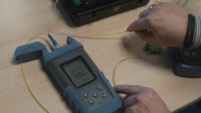 Reportage Univers Freebox : le test d’une liaison fibre optique expliqué en vidéo
