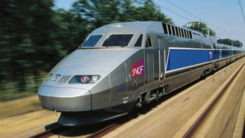 Grâce aux pylônes installés par Orange, la SNCF lance jeudi le wifi gratuit dans le TGV