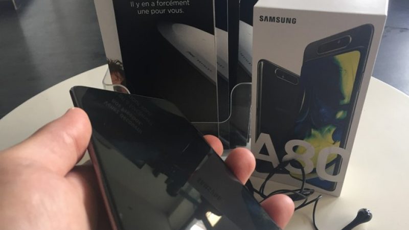 Univers Freebox a testé le Samsung Galaxy A80 disponible chez Free Mobile, un smartphone grand format avec bloc photo rotatif