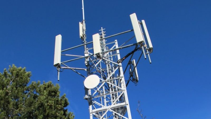 Free Mobile: un collectif soutenu par une députée veut manifester devant un Free Center contre l’installation d’une antenne-relais