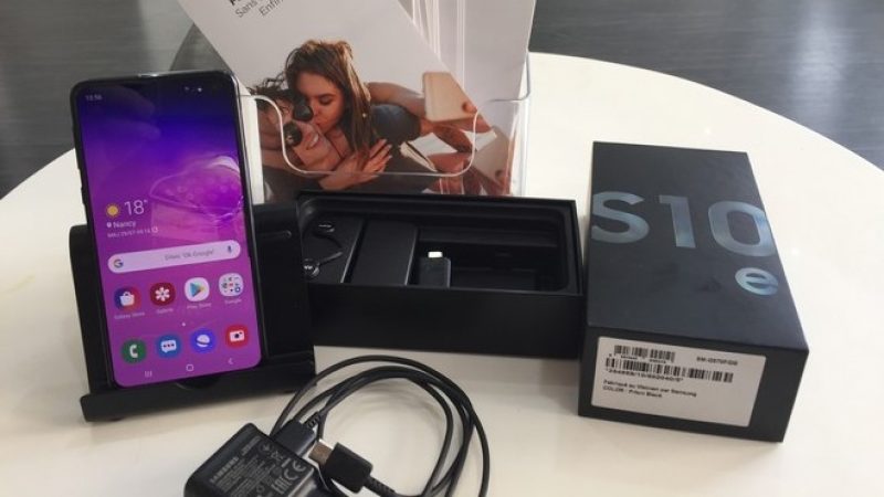Univers Freebox a testé le Samsung Galaxy S10e disponible chez Free Mobile, le smartphone le plus compact de la famille S10