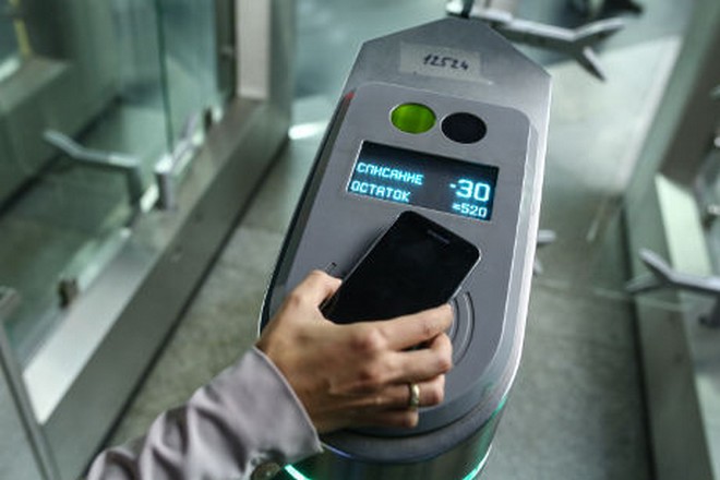 Оплата телефоном 2023. Валидатор в Московском метро. Apple pay метро турникет. Станция Соколовская турникеты. Оплата на турникете.