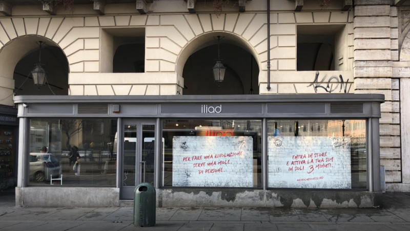 Iliad : un individu agresse un employé d’une boutique de l’opérateur en Italie et lui crache au visage