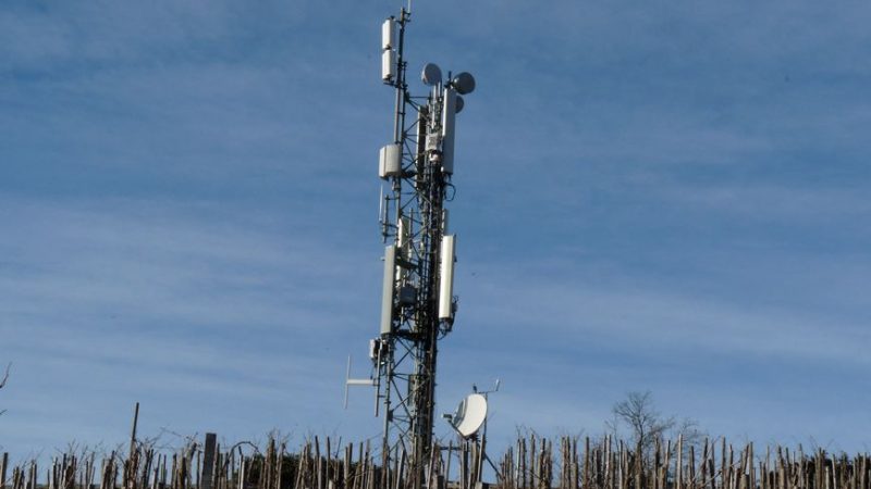 Prison ferme pour deux militants anti-5G après la destruction au cocktail Molotov d’une antenne-relais