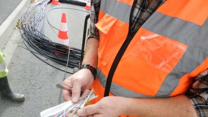 34 000 abonnés d’Orange et d’autres opérateurs privés d’internet suite à la coupure d’un câble de fibre optique par un engin agricole