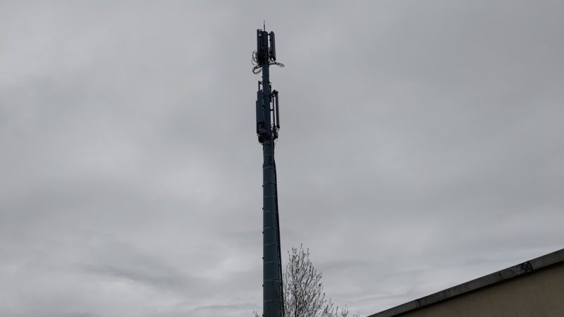 La contestation coûte chère face à une antenne Free Mobile jugée “moche” et nuisible pour les véhicules