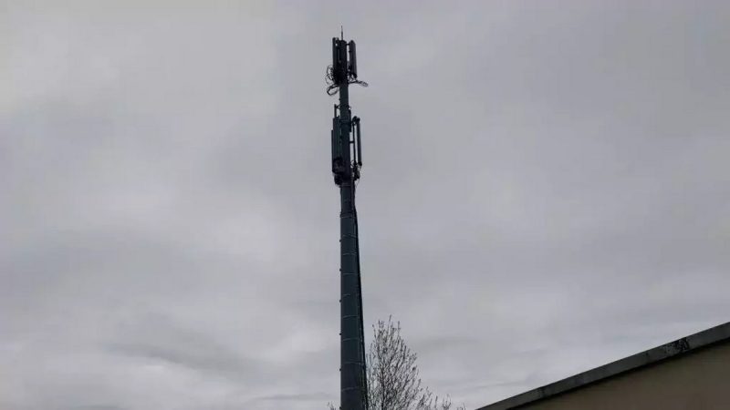 Free Mobile : le pylône qui fait “tache” et empêche certains de dormir