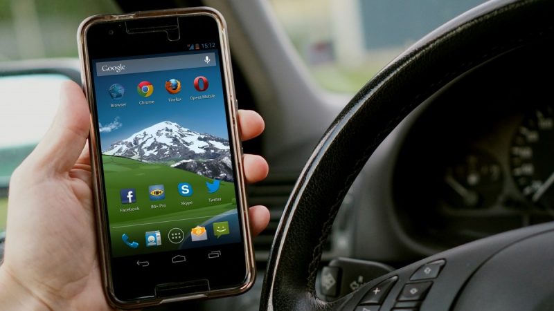 Au volant, le smartphone n’est pas le seul appareil high-tech distrayant et dangereux
