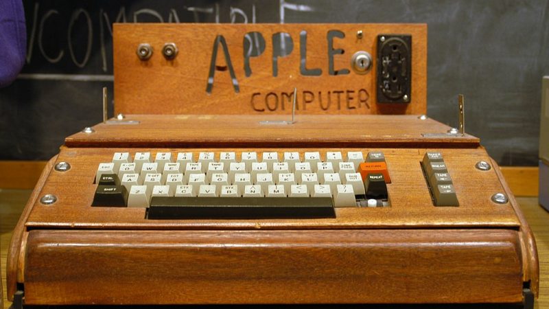 Un ordinateur Apple-1 en bois a été mis aux enchères à un prix astronomique