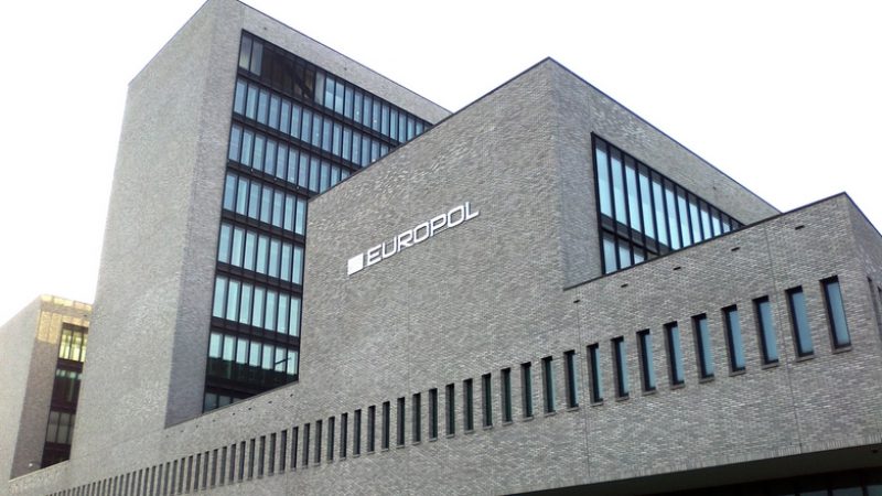 Coup de filet pour Europol avec l’arrestation de 12 cybercriminels qui semaient le “chaos à travers le monde”