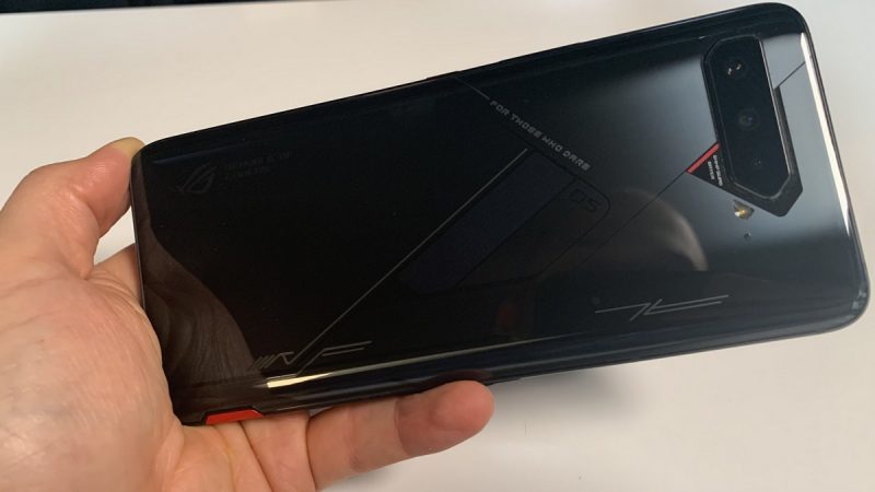Test du Asus ROG Phone 5S Pro : un smartphone taillé pour le jeu, mais pas seulement
