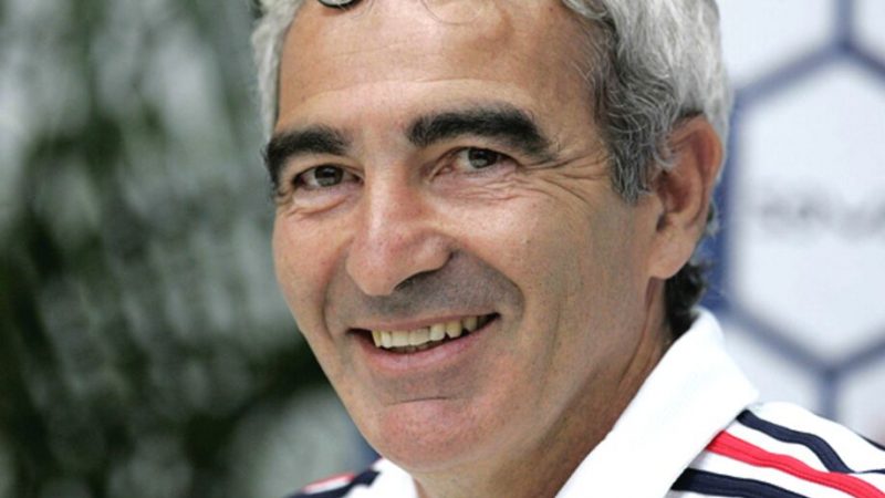 Raymond Domenech refuse l’intervention de certains chroniqueurs dans “L’Équipe du soir”