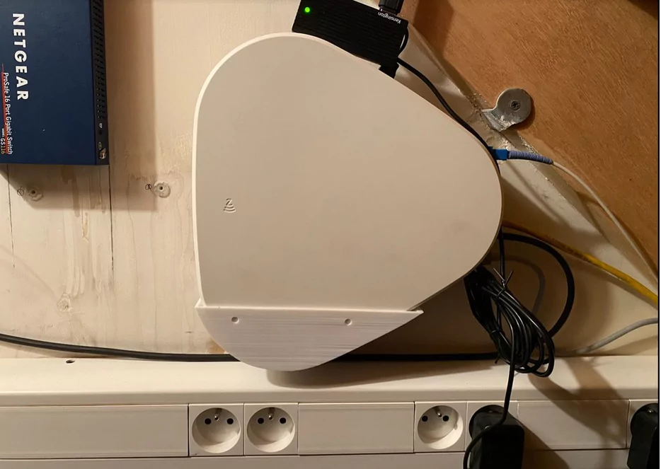 Un abonn&eacute; propose gratuitement un syst&egrave;me pour coller sa Freebox Delta au mur - Univers Freebox