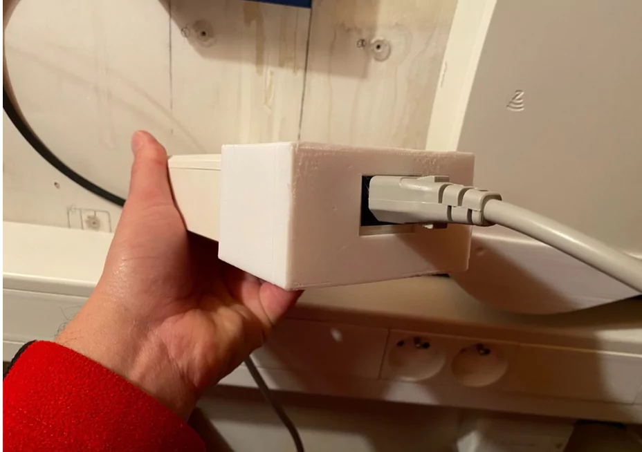 Un abonn&eacute; propose gratuitement un syst&egrave;me pour coller sa Freebox Delta au mur - Univers Freebox