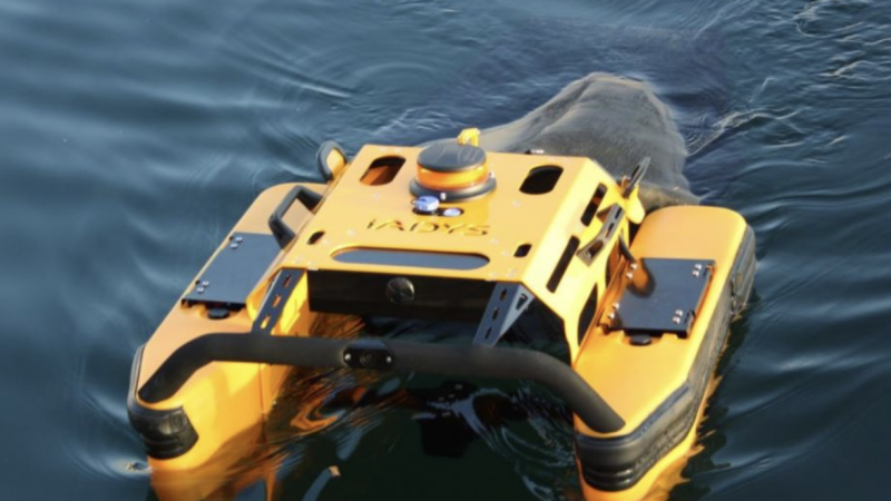 Clin d’oeil : un petit robot ramasse les déchets flottants dans le port de Marseille et du Havre grâce à la 5G d’Orange