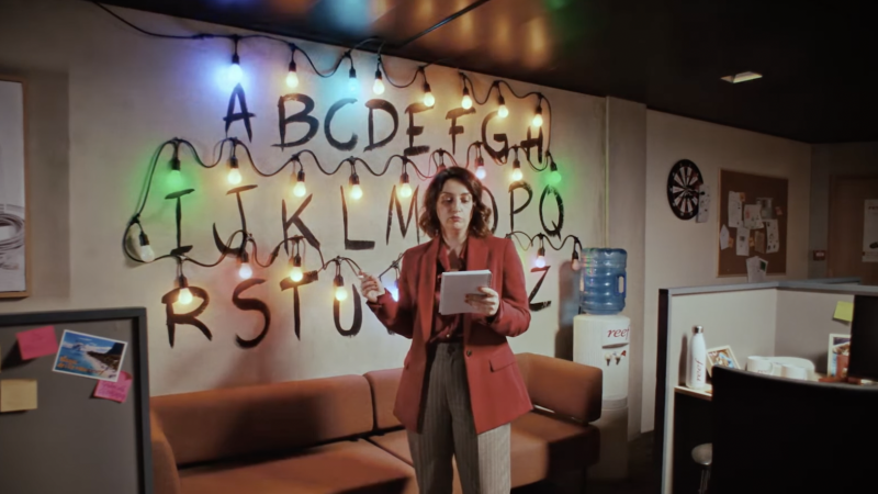 “Une box spéciale Stranger Things ? C’est n’importe quoi”, Free lance une nouvelle pub TV avec Reef dédiée à sa Freebox Ultra Edition Limitée