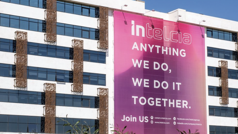 Altice poursuit son désendettement en cédant l’un des leaders de la relation client en France