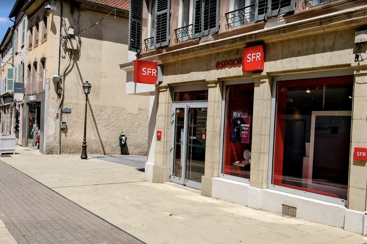 Mécontent de passer à la fibre, un abonné de SFR s’arme d’une tronçonneuse et menace le personnel d’une boutique de l’opérateur