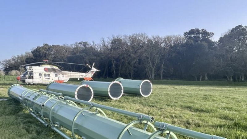 Quand Free Mobile déploie encore un peu sa 3G sur un pylône d’Orange grâce à un hélicoptère Super Puma