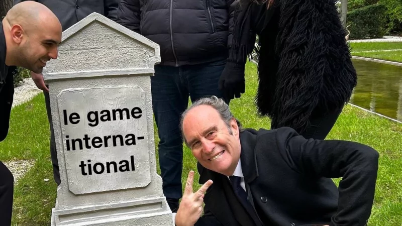 Clin d’oeil : Xavier Niel danse sur la tombe des concurrents de Free Max